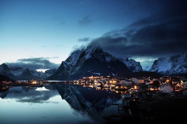 Tramonto nel Reine Village, Isole Lofoten, Norvegia — Foto Stock