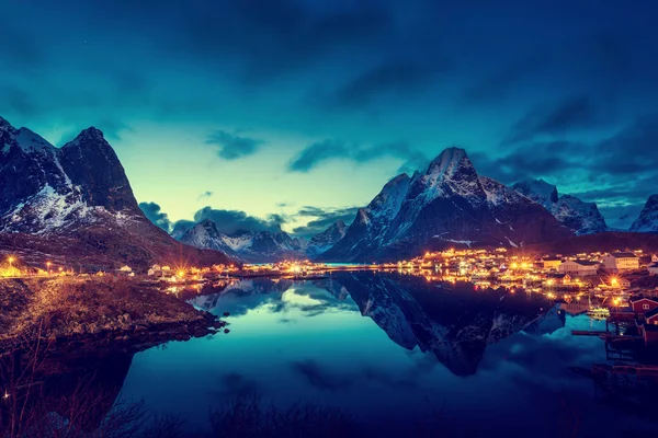 Günbatımı Reine Köyü, Lofoten Adaları, Norveç — Stok fotoğraf