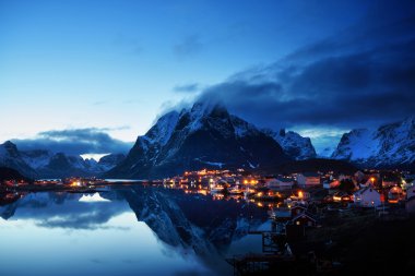 günbatımı Reine Köyü, Lofoten Adaları, Norveç