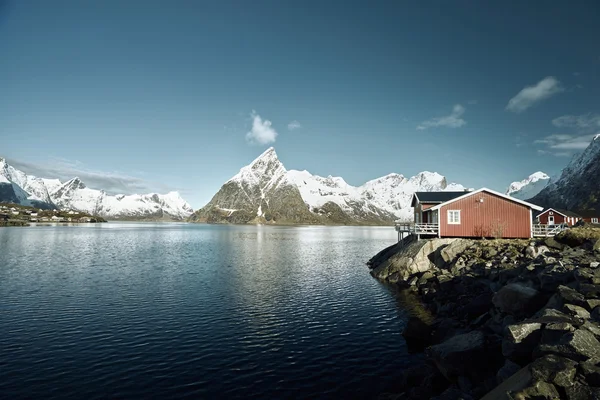 Καλύβα αλιείας στα νησιά Lofoten ημέρα - Reine, άνοιξη, Νορβηγία — Φωτογραφία Αρχείου