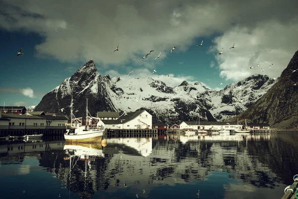 Jarní slunce - Reine, Lofoten ostrovy, Norsko — Stock fotografie