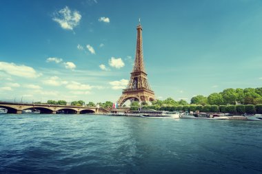 Paris 'te Eyfel Kulesi ile sabah vakti