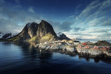 Balık tutma Hut'ta bahar günbatımı - Reine, Lofoten Adaları, Norveç