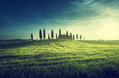 Tuscan görünümlerinde klasik: Bahar günbatımı zamanı, Pienza, İtalya