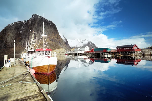 Лодки, Лофотенские острова, Норвегия — стоковое фото