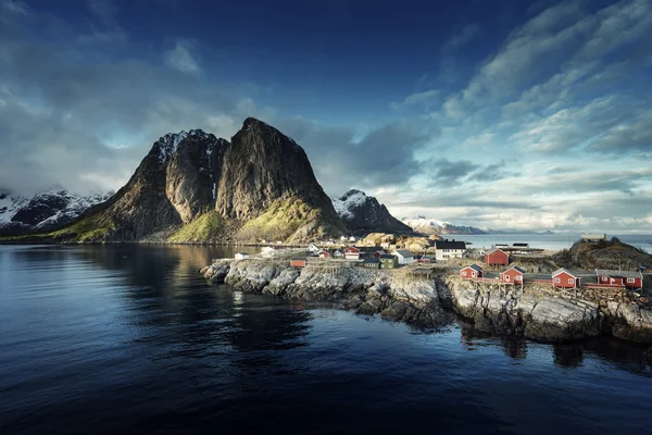 Rybářská chata v jarní slunce - Reine, Lofoten ostrovy, Norsko — Stock fotografie