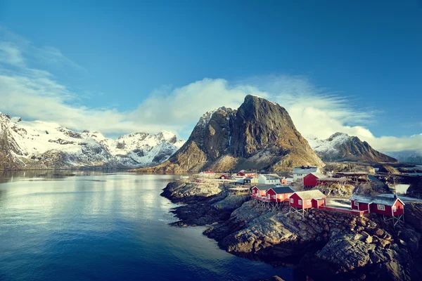 Рыбацкие хижины в весенний день - Рейне, Лофотенские острова, Норвегия — стоковое фото