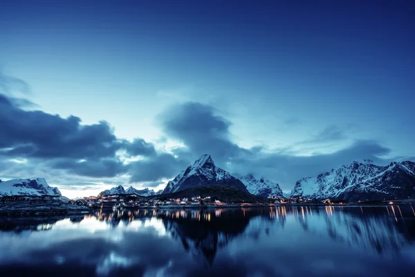 Sonnenuntergang im reinen Dorf, erhabene Inseln, Norwegen — Stockfoto