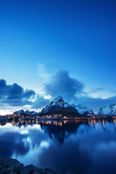 Zonsondergang in Reine dorp, Lofoten Islands, Noorwegen — Stockfoto