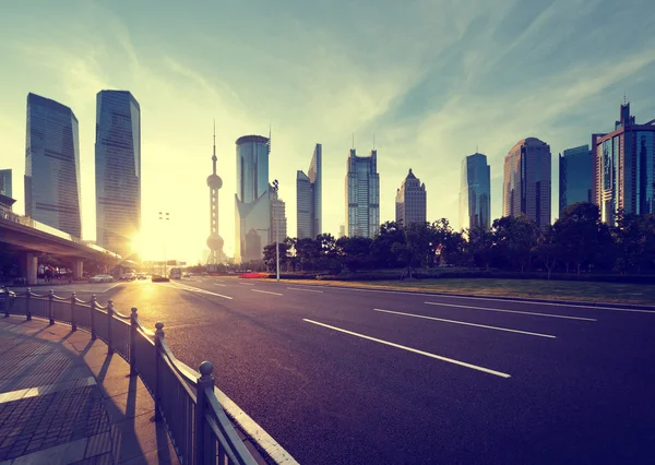 Estrada em shanghai lujiazui centro financeiro — Fotografia de Stock