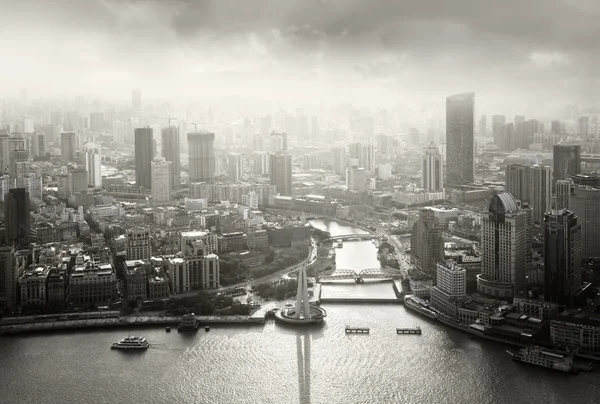 Skyline a Shanghai napnyugtakor, Kína — Stock Fotó