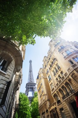 Paris 'te Eyfel Kulesi yakınlarında bir bina.