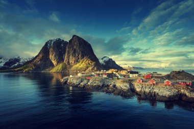 Balık tutma Hut'ta bahar günbatımı - Reine, Lofoten Adaları, Norveç