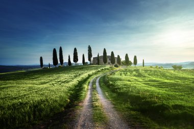 Tuscan görünümlerinde klasik: Bahar günbatımı zamanı, Pienza, İtalya