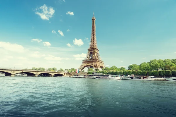 Sena en París con torre Eiffel por la mañana — Foto de Stock