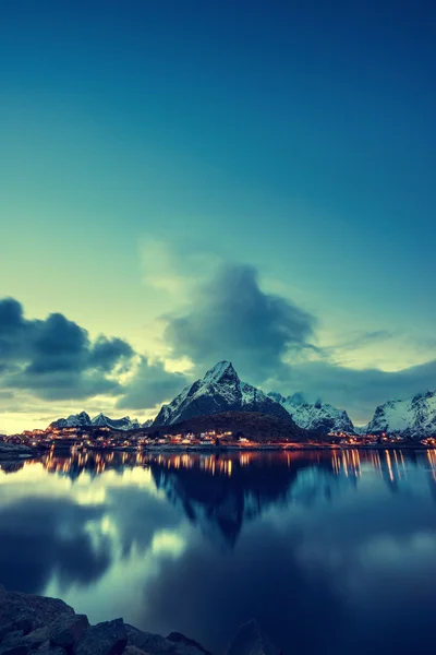 Solnedgång i Reine by, Lofotens öar, Norge — Stockfoto