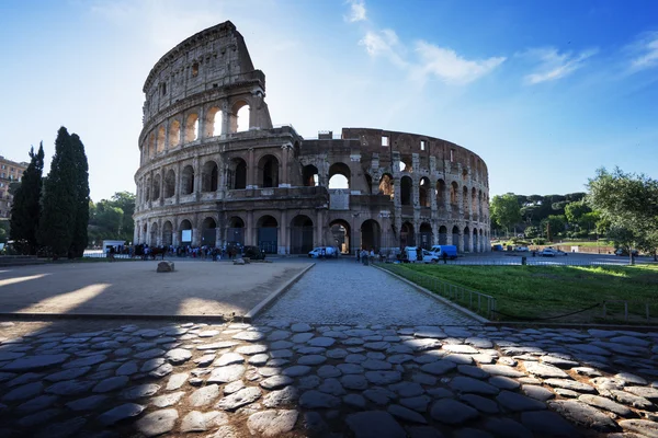 Coliseo en Roma y sol de la mañana, Italia — Foto de Stock