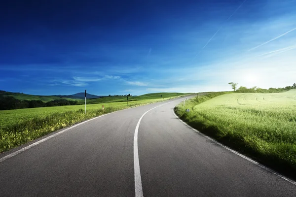 Asphaltstraße in der Toskana, Italien — Stockfoto