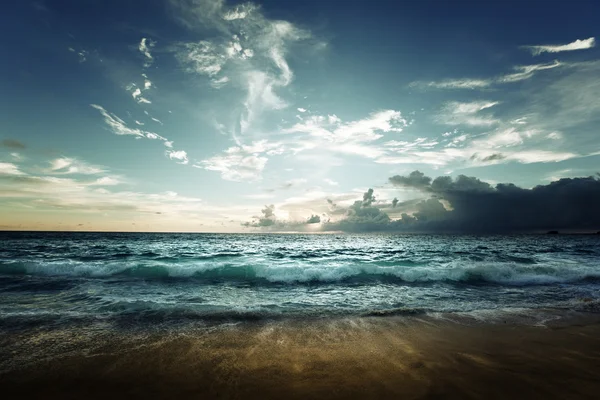 Playa de seychelles en la hora de la puesta del sol —  Fotos de Stock