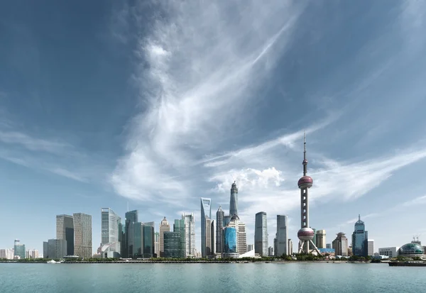 Shanghai Skyline an sonnigen Tagen, China — Stockfoto