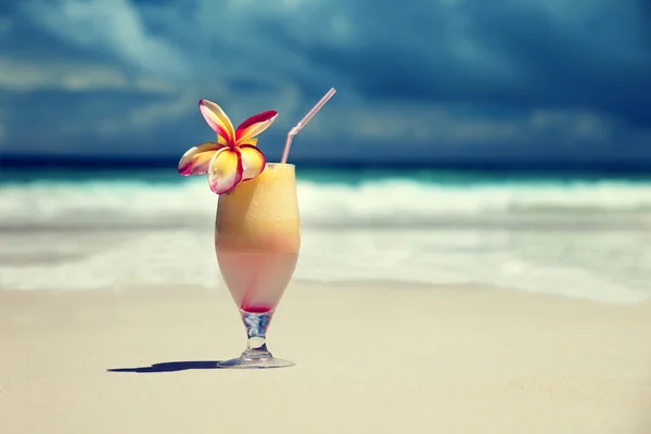 Fresh fruit juice on a tropical beach — Stock Photo, Image