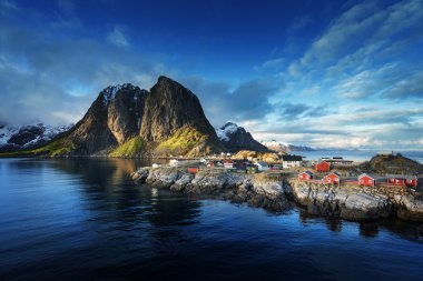 Balık tutma Hut'ta bahar günbatımı - Reine, Lofoten Adaları, Norveç