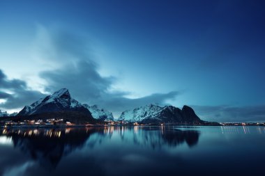 günbatımı Reine Köyü, Lofoten Adaları, Norveç