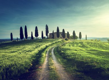 Tuscan görünümlerinde klasik: Bahar günbatımı zamanı, Pienza, İtalya