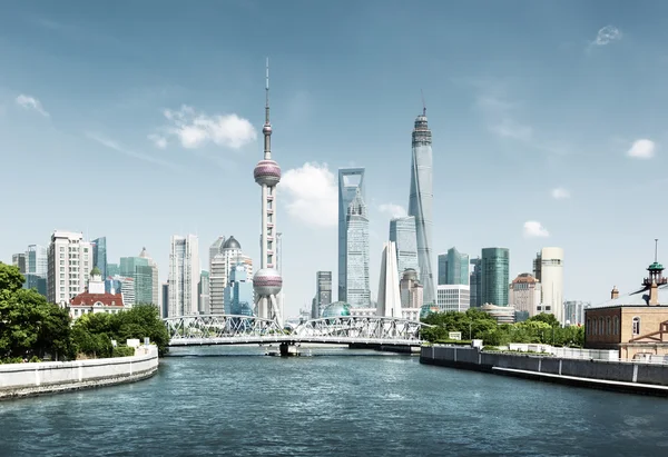 Shanghai Skyline an sonnigen Tagen, China — Stockfoto