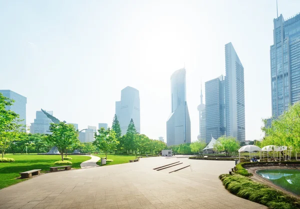 Parque en lujiazui centro financiero, Shanghai, China — Foto de Stock