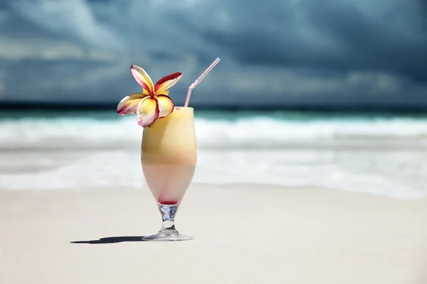Fresh fruit juice on a tropical beach — Stock Photo, Image