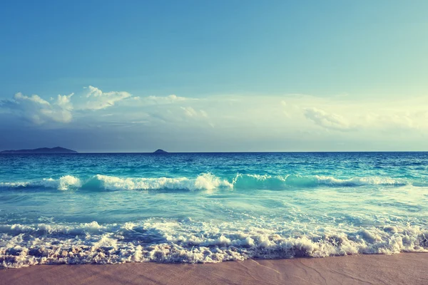 Playa de seychelles en la hora de la puesta del sol — Foto de Stock