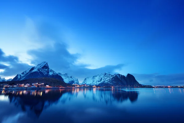 Sonnenuntergang im reinen Dorf, erhabene Inseln, Norwegen — Stockfoto