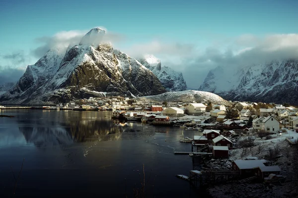 Sníh v Reine Village, Lofotenské ostrovy, Norsko — Stock fotografie