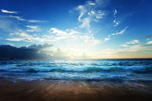 Playa de seychelles en la hora de la puesta del sol — Foto de Stock