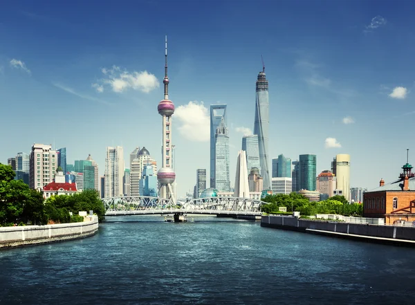 Shanghai Skyline an sonnigen Tagen, China — Stockfoto