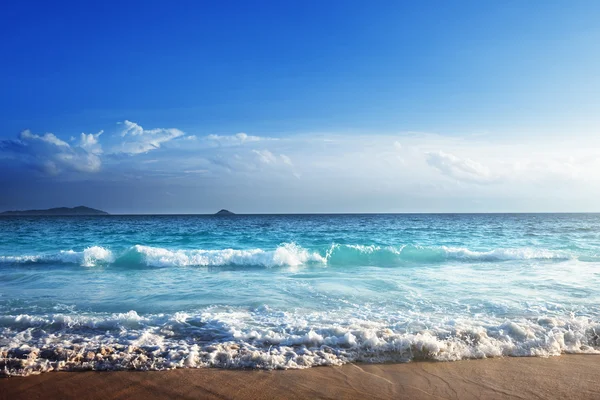 Seychellen strand op zonsondergang tijd — Stockfoto