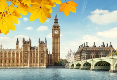 sonbahar yaprakları ve Big Ben, London