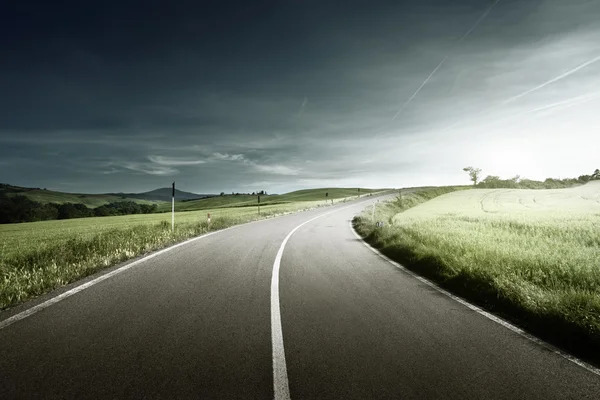 Estrada de asfalto em Toscana, Italia — Fotografia de Stock