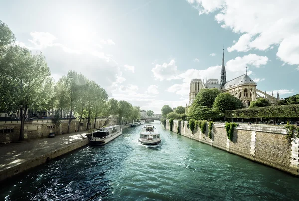 Sena e Notre Dame de Paris, Paris, França — Fotografia de Stock