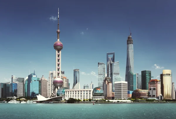 Güneşli bir günde Şangay silüeti, Çin — Stok fotoğraf