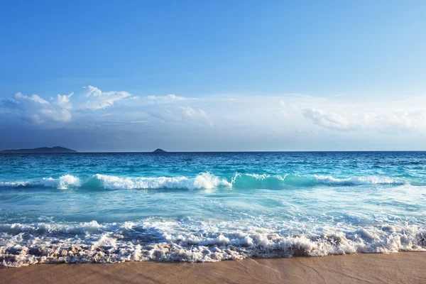 Spiaggia di seychelles al tramonto — Foto Stock