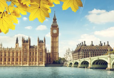 sonbahar yaprakları ve Big Ben, London