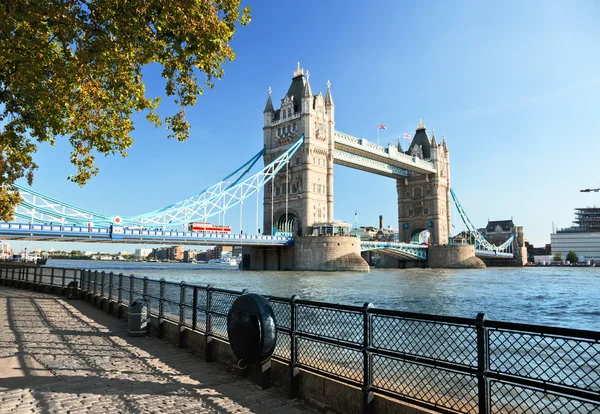 Tower Bridge en Londres, Reino Unido — Foto de Stock