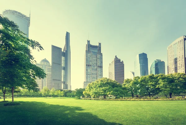 Park w centrum handlowym Lujiazui, Szanghaj, Chiny — Zdjęcie stockowe