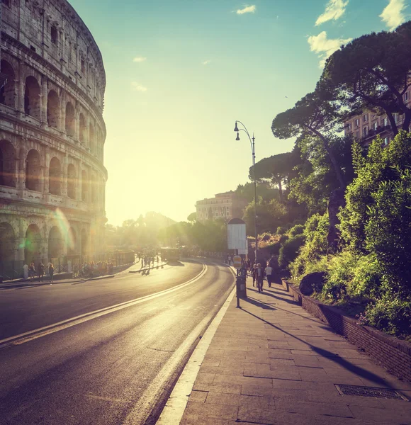 Route vers Colisée à l'heure du coucher du soleil, Rome, Italie — Photo