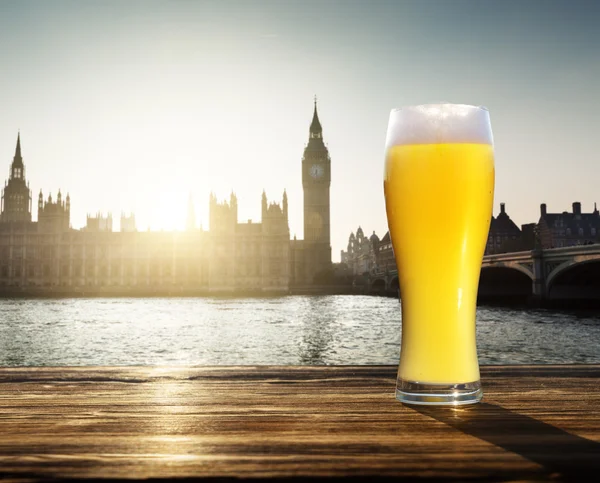 Birra fresca non filtrata e Westminster, Londra, Regno Unito — Foto Stock