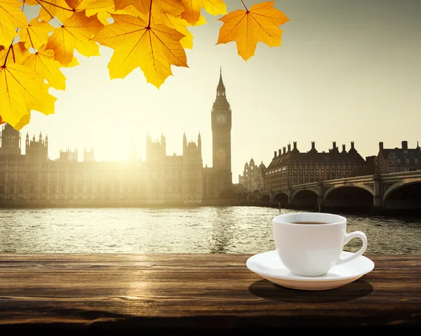 Big Bena na zachód słońca i filiżankę kawy, Londyn, Wielka Brytania — Zdjęcie stockowe