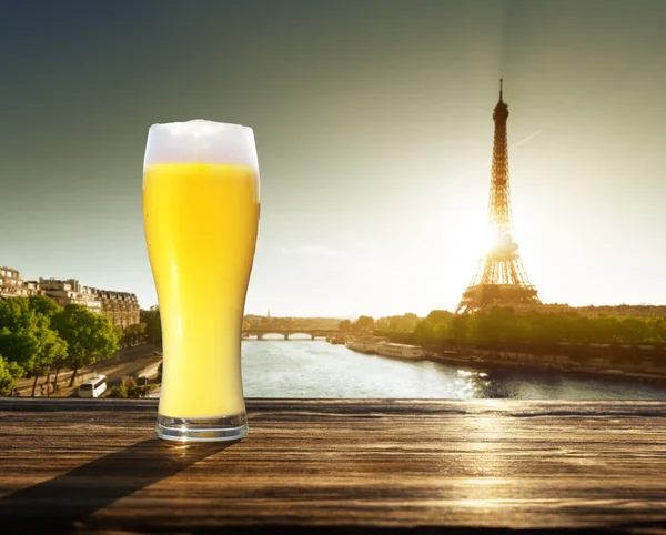 Świeże piwo niefiltrowane i wieża Eiffel, Paryż, Francja — Zdjęcie stockowe
