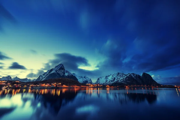 Naplemente a Reine Village, szigetek Lofoten, Norvégia — Stock Fotó